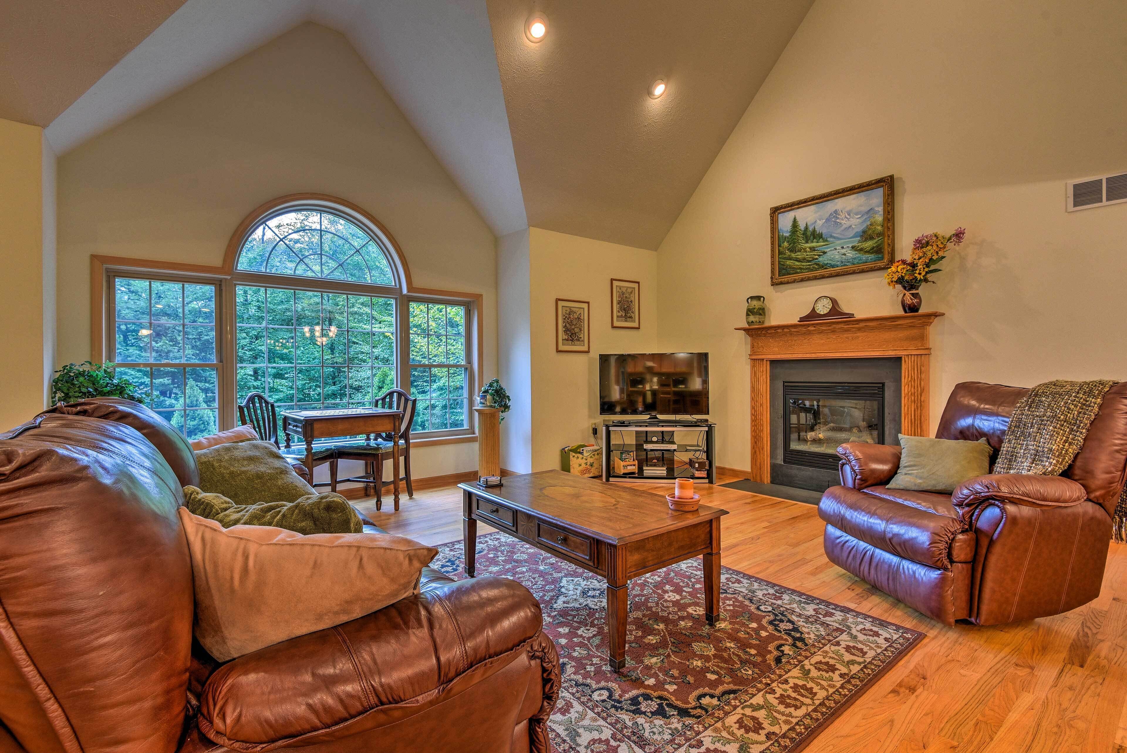 Pocono Mountain Home w/ 3 Community Lakes!