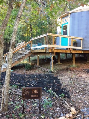 Property grounds - Unique and Charming BlueBird Yurt at Feathered Fox Farm (Rutherfordton)