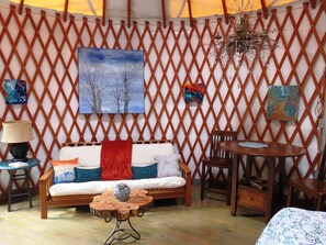Books - Unique and Charming BlueBird Yurt at Feathered Fox Farm (Rutherfordton)