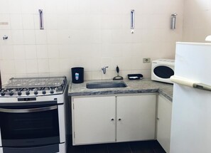 冷蔵庫、電子レンジ、オーブン、コンロ