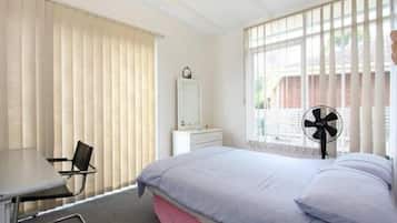 3 habitaciones, tabla de planchar con plancha y ropa de cama