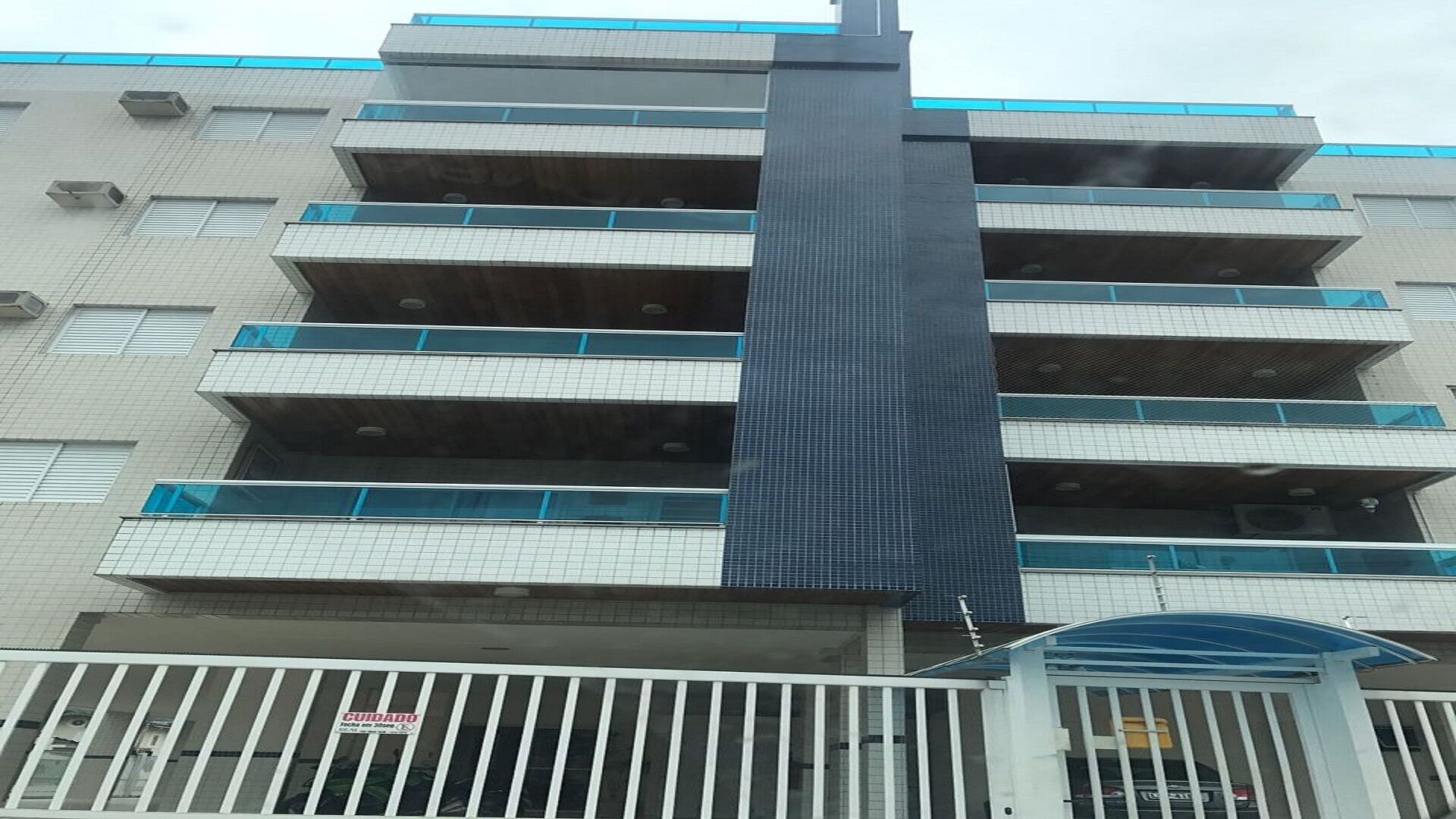 Eine mehrstöckige Parkgarage mit einem zentralen Aufzugsschacht, mehreren Ebenen und einem befestigten Eingang.