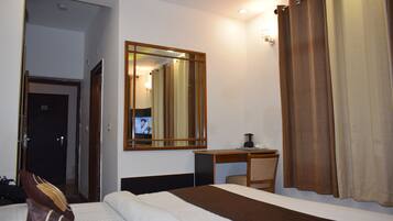 3 bedrooms, iron/ironing board, internet, bed sheets