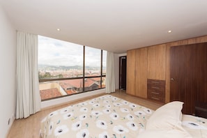 2 bedrooms, in-room safe, iron/ironing board, free WiFi