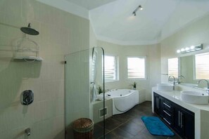Combined shower/bathtub, jetted bath, hair dryer, towels