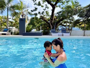 Una piscina al aire libre