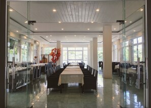 2 restaurants, breakfast served