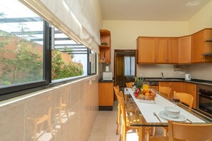 Fridge, microwave, oven, stovetop - A Spacious home for family and friends overlooking Funchal bay. (Funchal)