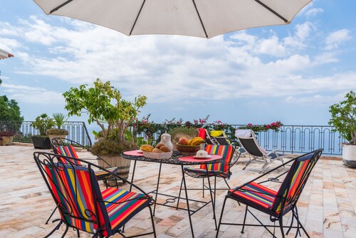 Une maison spacieuse pour la famille et les amis avec vue sur la baie de Funchal.