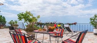Una casa spaziosa per la famiglia e gli amici che si affacciano sulla baia di Funchal.