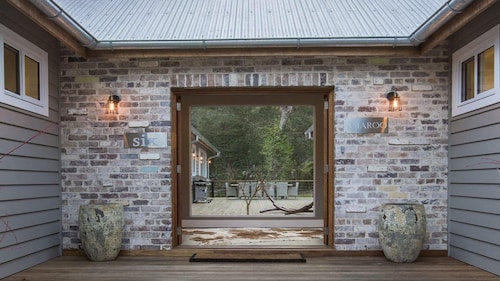 Amaroo - modern, luxurious and chic