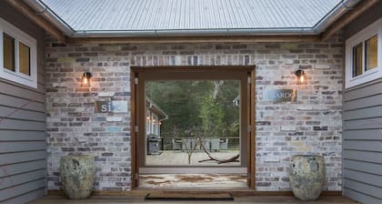 Amaroo - modern, luxurious and chic