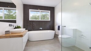Bathtub, hair dryer, heated floors, towels - Amaroo - modern, luxurious and chic (Bowral)