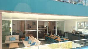 A modern interior with a dining area, kitchen, and living space. - Salty Steves by Experience Jervis Bay (Huskisson)