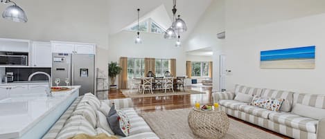 Televisión y chimenea