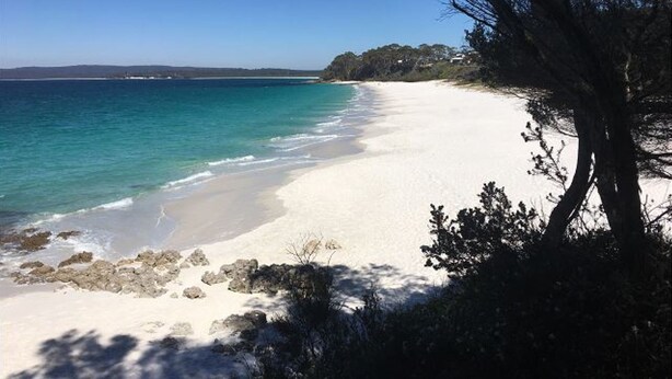 A beach with white sand, clear blue water, and rocky outcrops. - Alva Lee by Experience Jervis Bay (Vincentia)