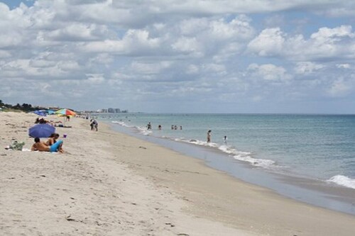 Se aceptan mascotas, casa súper limpia, actualizada y bien equipada cerca de las playas y Stuart