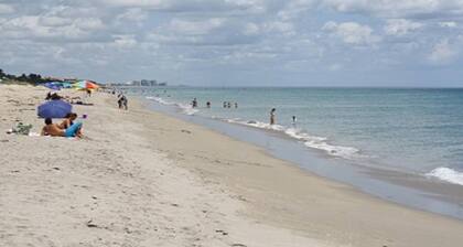 Se aceptan mascotas, casa súper limpia, actualizada y bien equipada cerca de las playas y Stuart