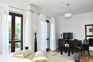 5 bedrooms, in-room safe, iron/ironing board, WiFi