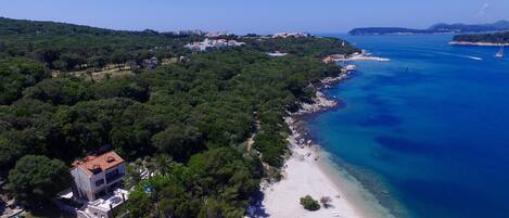 Beach nearby, sun-loungers, beach towels