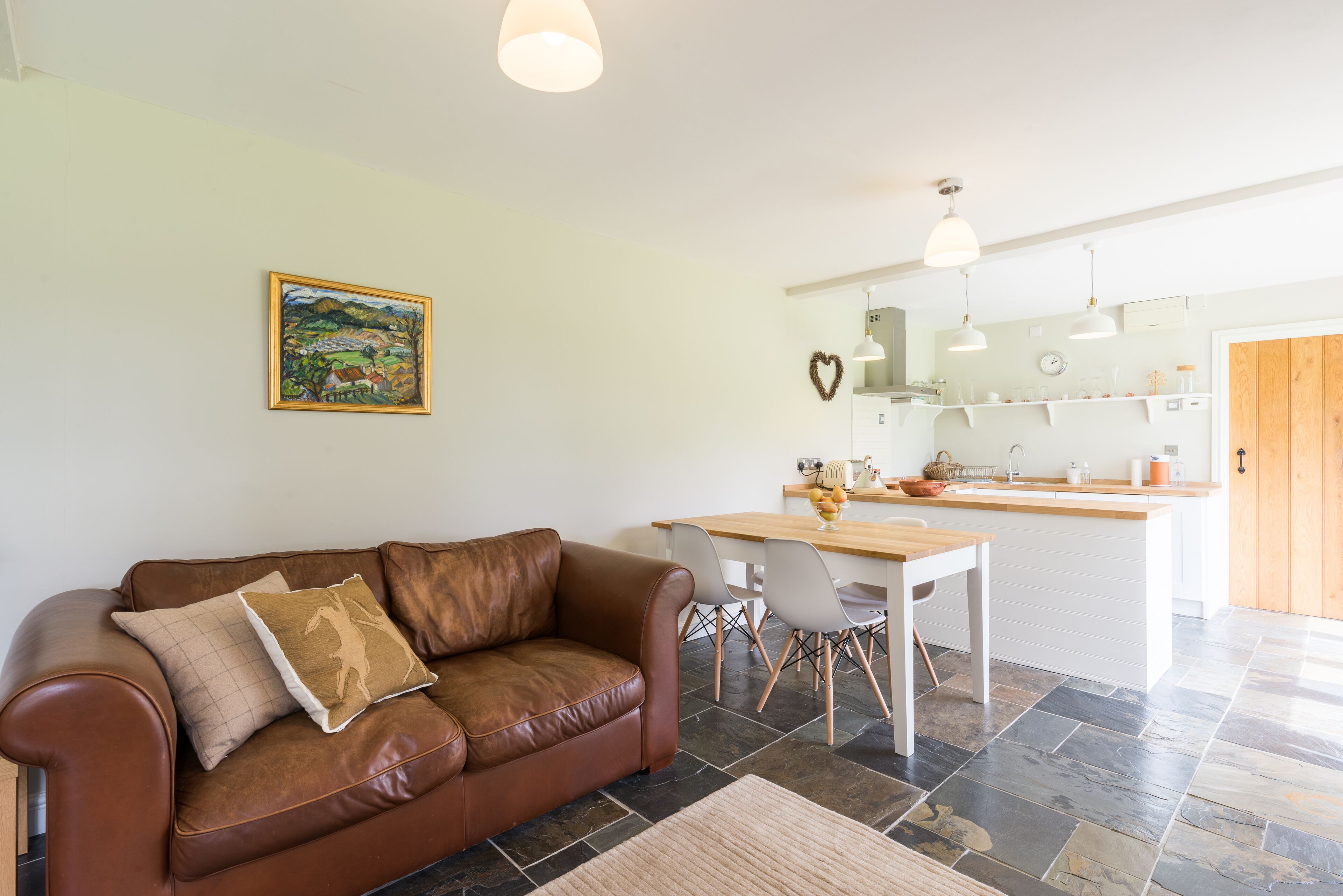 電視、DVD 播放機、乒乓球設施、書籍