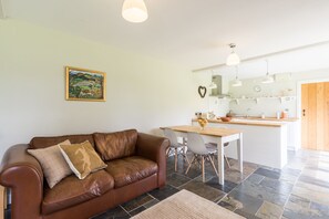 TV, DVD-spiller, bordtennis og bøker