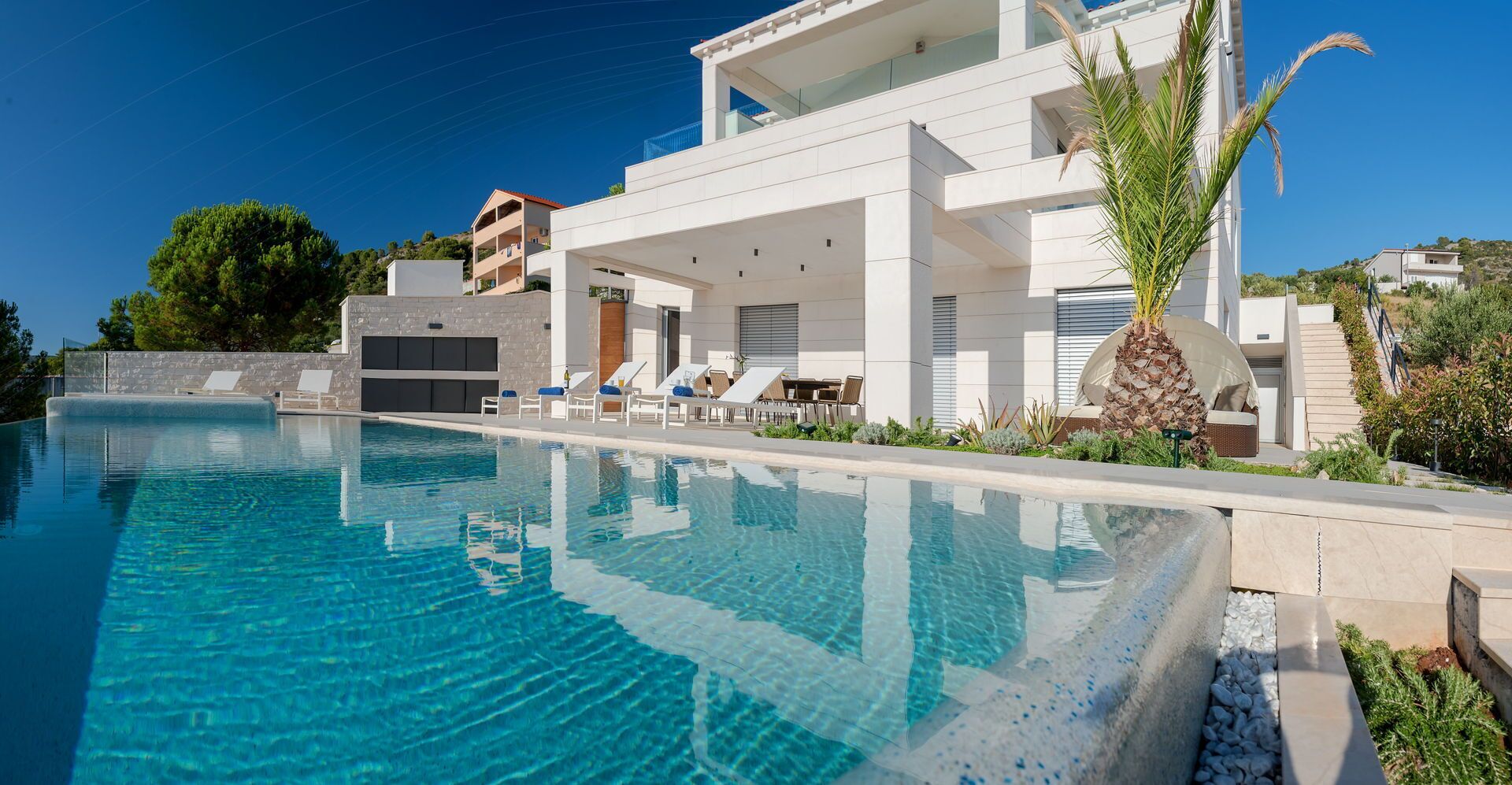 Piscine à débordement