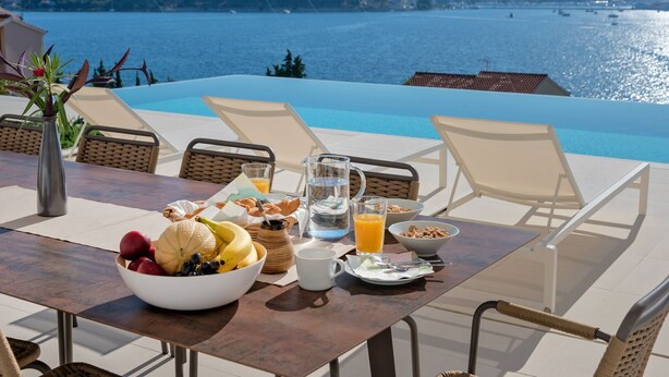 Desayuno con vista a un lago y montañas.
