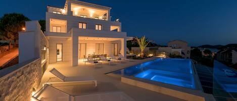 حمّام سباحة لا متناهي