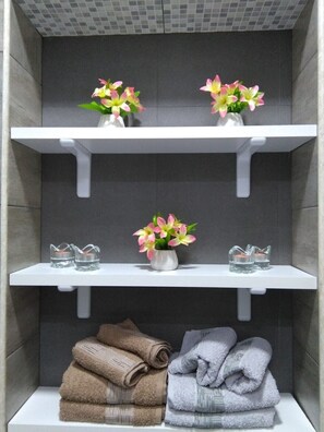 Hårtork och handdukar