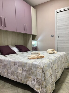 3 habitaciones, tabla de planchar con plancha, wifi y ropa de cama