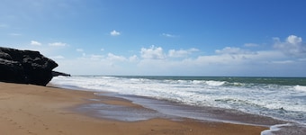 Enebolig nær havet.