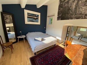 5 soverom, skrivebord, strykejern/-brett og reiseseng for barn