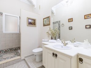 Secador de pelo y toallas