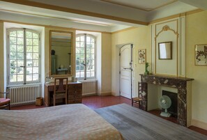 7 Schlafzimmer, Schreibtisch, Bügeleisen/Bügelbrett, Reisekinderbett