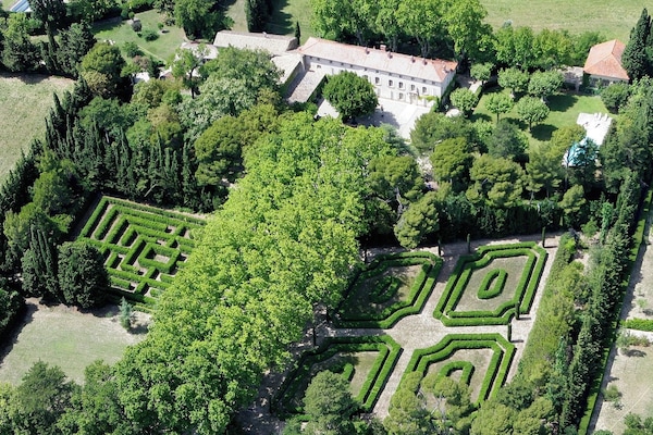 Vue aérienne de la maison et du jardin