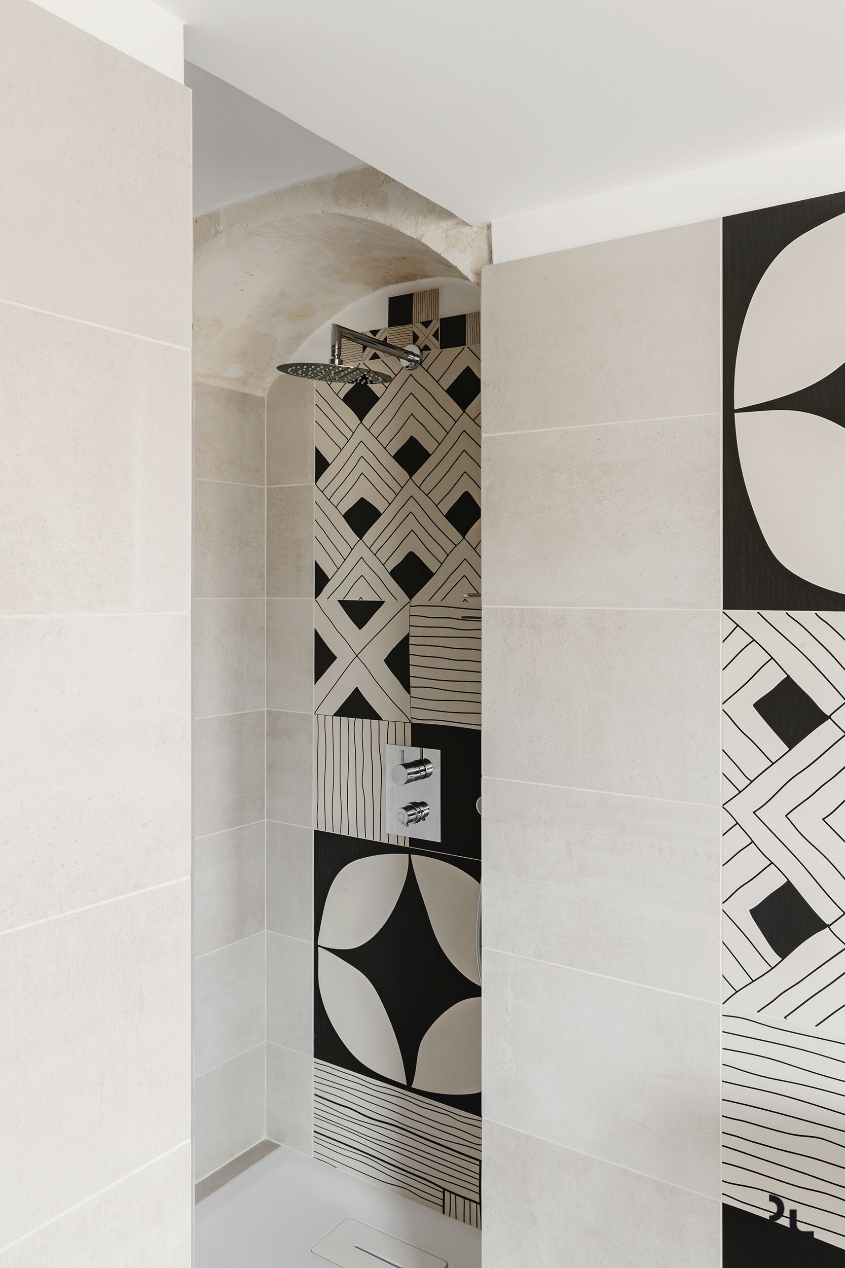 Combined shower/bathtub, hair dryer, towels, soap