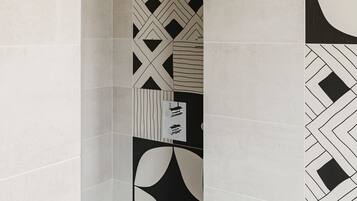 Combined shower/bathtub, hair dryer, towels, soap