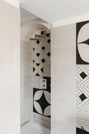 Combined shower/tub, hair dryer, towels, soap