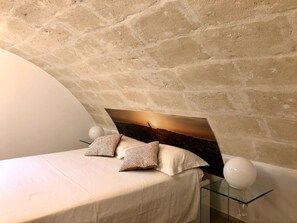 3 bedrooms, desk, soundproofing, internet