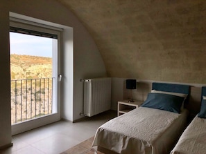 3 habitaciones, escritorio, insonorización y internet 