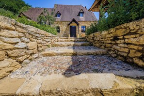 المنطقة المحيطة بالمنشأة