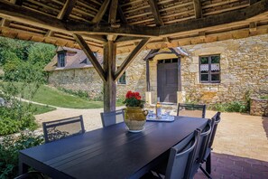 تناول الطعام بالخارج