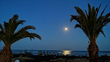 En la playa, sillas reclinables de playa