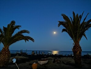 Rannalla, aurinkotuoleja