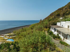 On the beach, sun loungers - Casa Ginestra between the sea and the volcano (Stromboli, Messina)