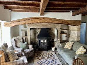 TV, caminetto, lettore DVD, libri