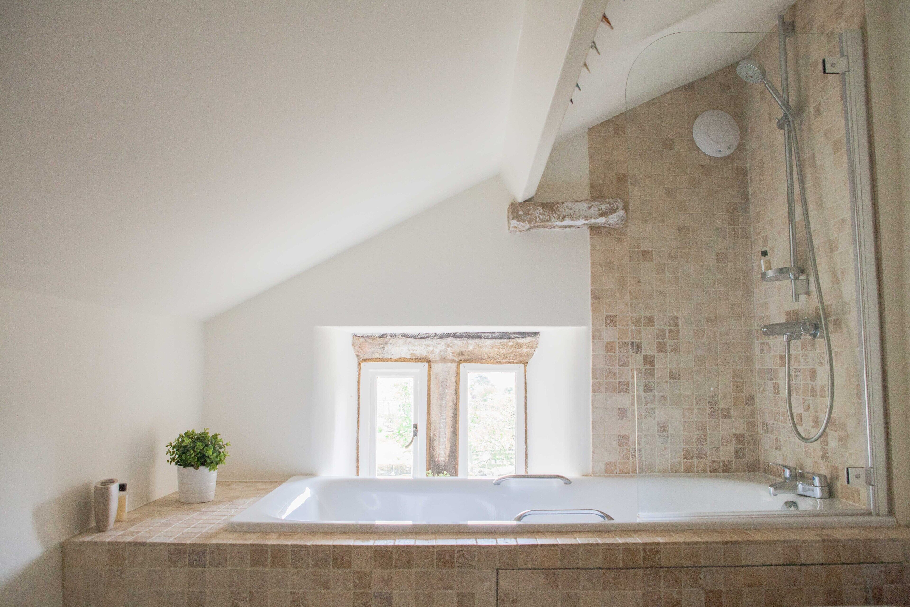 Ensemble baignoire-douche, séchoir à cheveux, serviettes fournies, savon