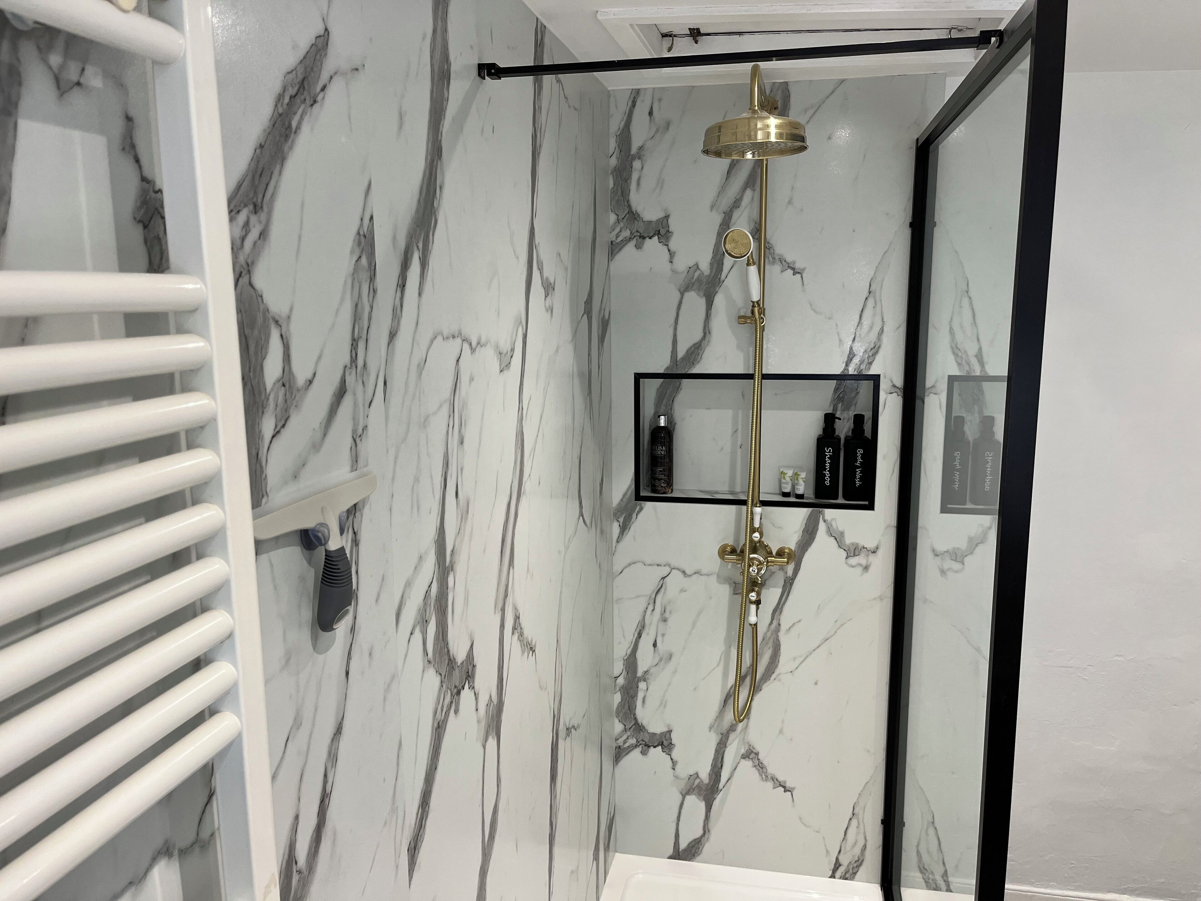 Ensemble baignoire-douche, articles de toilette écologiques