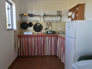Réfrigérateur, micro-ondes, plaque de cuisson, cafetière/bouilloire